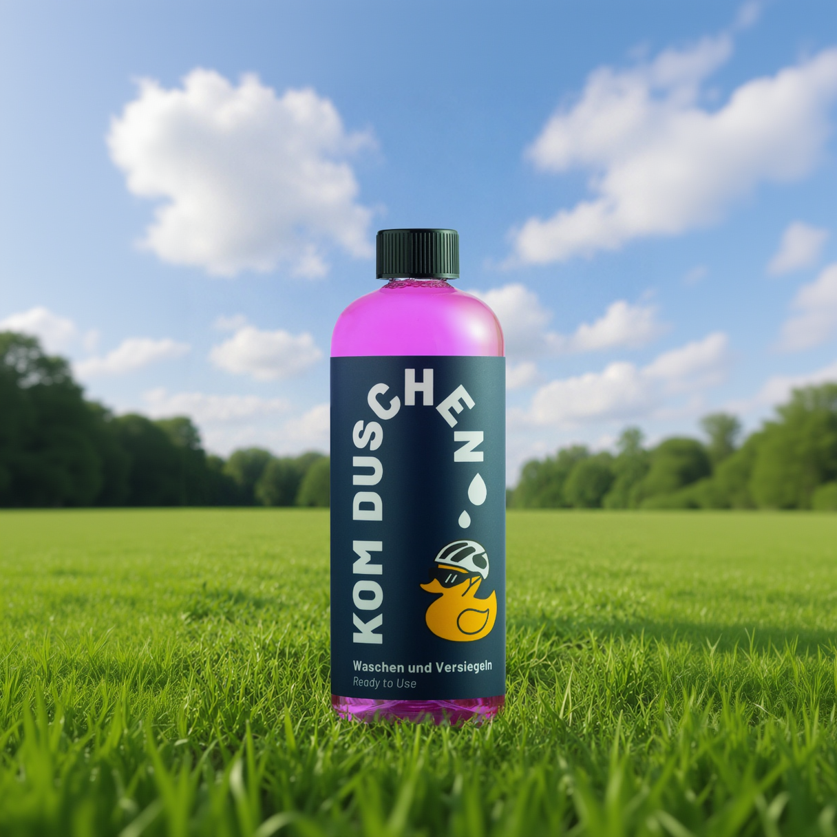 Eine Flasche von Waschen und Versiegeln - Ready to Use steht auf grünem Gras unter blauem Himmel. Das Etikett zeigt eine gelbe behelmte Ente und einen deutschen Text, der das Waschen und Versiegeln für einen optimalen Lackschutz bewirbt.