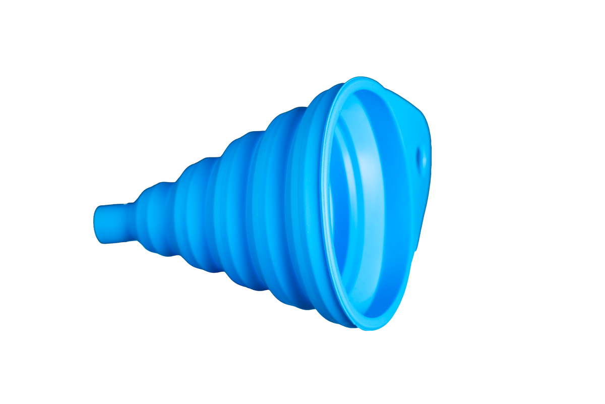 Ein zusammenklappbarer, blauer Silikon-Trichter ist vor einem schlichten weißen Hintergrund vollständig ausgeklappt abgebildet – ideal für Reinigungslösungen oder als praktisches Zubehör für Sprühflaschen.