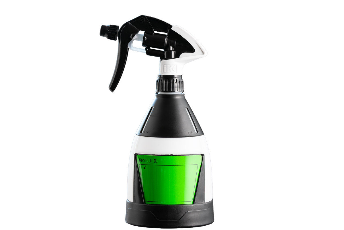 Eine IK Multi TR Mini 360º – 0,6 l Hand-Sprühflasche aus schwarzem und weißem Kunststoff mit einem grünen Etikettenbereich, auf dem die Produkt-ID angegeben ist, konzipiert als Sprühgerät für den Außenbereich.